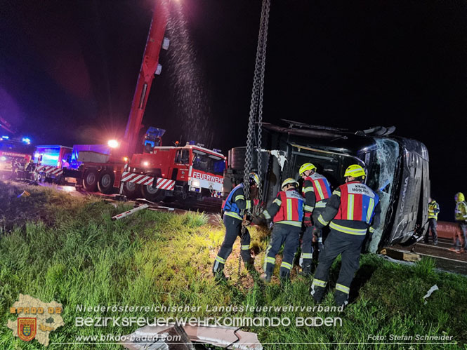20230502 Lkw Unfall auf der A2 bei Traiskirchen Foto: Stefan Schneider BFKDO BADEN 20230502 Lkw Unfall auf der A2 bei Traiskirchen Foto: Stefan Schneider BFKDO BADEN