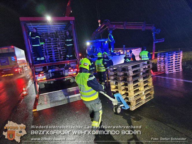 20230502 Lkw Unfall auf der A2 bei Traiskirchen Foto: Stefan Schneider BFKDO BADEN 20230502 Lkw Unfall auf der A2 bei Traiskirchen Foto: Stefan Schneider BFKDO BADEN