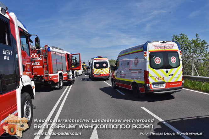 20230505 Menschenrettung nach Verkehrsunfall auf der B210 zwischen Ebreichsdorf und Oberwaltersdorf Höhe der A3 Foto: Thomas Lenger Monatsrevue.at 20230505 Menschenrettung nach Verkehrsunfall auf der B210 zwischen Ebreichsdorf und Oberwaltersdorf Höhe der A3 Foto: Thomas Lenger Monatsrevue.at
