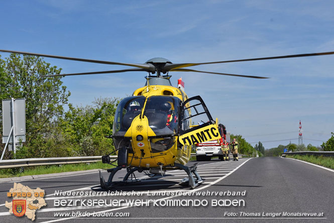 20230505 Menschenrettung nach Verkehrsunfall auf der B210 zwischen Ebreichsdorf und Oberwaltersdorf Höhe der A3 Foto: Thomas Lenger Monatsrevue.at 20230505 Menschenrettung nach Verkehrsunfall auf der B210 zwischen Ebreichsdorf und Oberwaltersdorf Höhe der A3 Foto: Thomas Lenger Monatsrevue.at