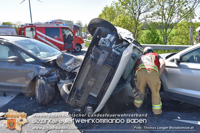 20230505 Menschenrettung nach Verkehrsunfall auf der B210 zwischen Ebreichsdorf und Oberwaltersdorf Höhe der A3 Foto: Thomas Lenger Monatsrevue.at 20230505 Menschenrettung nach Verkehrsunfall auf der B210 zwischen Ebreichsdorf und Oberwaltersdorf Höhe der A3 Foto: Thomas Lenger Monatsrevue.at