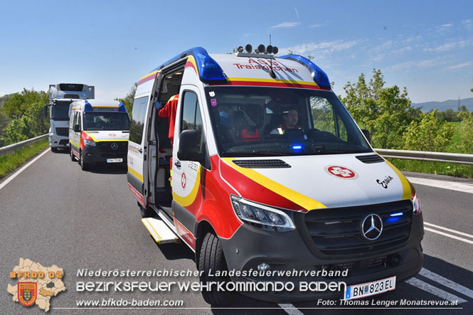 20230505 Menschenrettung nach Verkehrsunfall auf der B210 zwischen Ebreichsdorf und Oberwaltersdorf Höhe der A3 Foto: Thomas Lenger Monatsrevue.at 20230505 Menschenrettung nach Verkehrsunfall auf der B210 zwischen Ebreichsdorf und Oberwaltersdorf Höhe der A3 Foto: Thomas Lenger Monatsrevue.at