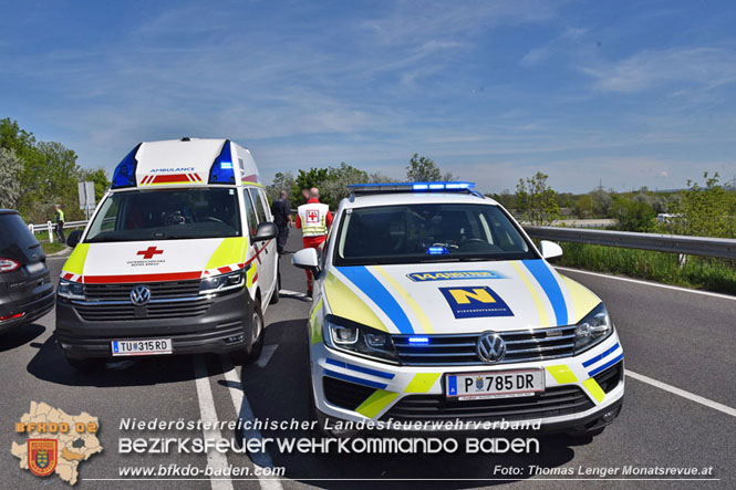 20230505 Menschenrettung nach Verkehrsunfall auf der B210 zwischen Ebreichsdorf und Oberwaltersdorf Höhe der A3 Foto: Thomas Lenger Monatsrevue.at 20230505 Menschenrettung nach Verkehrsunfall auf der B210 zwischen Ebreichsdorf und Oberwaltersdorf Höhe der A3 Foto: Thomas Lenger Monatsrevue.at