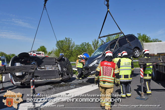 20230505 Menschenrettung nach Verkehrsunfall auf der B210 zwischen Ebreichsdorf und Oberwaltersdorf Höhe der A3 Foto: Thomas Lenger Monatsrevue.at 20230505 Menschenrettung nach Verkehrsunfall auf der B210 zwischen Ebreichsdorf und Oberwaltersdorf Höhe der A3 Foto: Thomas Lenger Monatsrevue.at