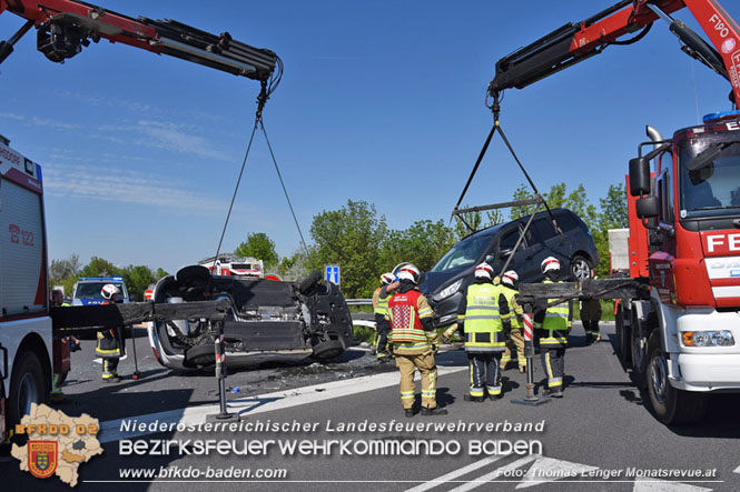 20230505 Menschenrettung nach Verkehrsunfall auf der B210 zwischen Ebreichsdorf und Oberwaltersdorf Höhe der A3 Foto: Thomas Lenger Monatsrevue.at 20230505 Menschenrettung nach Verkehrsunfall auf der B210 zwischen Ebreichsdorf und Oberwaltersdorf Höhe der A3 Foto: Thomas Lenger Monatsrevue.at