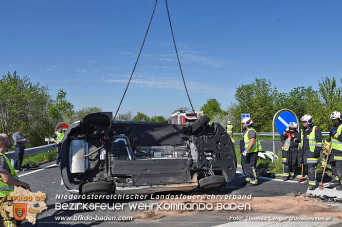 20230505 Menschenrettung nach Verkehrsunfall auf der B210 zwischen Ebreichsdorf und Oberwaltersdorf Höhe der A3 Foto: Thomas Lenger Monatsrevue.at 20230505 Menschenrettung nach Verkehrsunfall auf der B210 zwischen Ebreichsdorf und Oberwaltersdorf Höhe der A3 Foto: Thomas Lenger Monatsrevue.at
