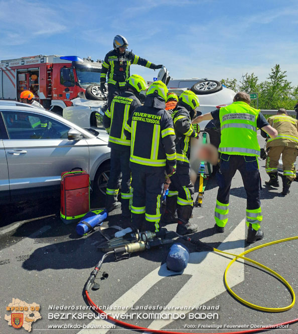 20230505 Menschenrettung nach Verkehrsunfall auf der B210 zwischen Ebreichsdorf und Oberwaltersdorf Höhe der A3 Foto: Freiwillige Feuerwehr Oberwaltersdorf 20230505 Menschenrettung nach Verkehrsunfall auf der B210 zwischen Ebreichsdorf und Oberwaltersdorf Höhe der A3 Foto: Freiwillige Feuerwehr Oberwaltersdorf