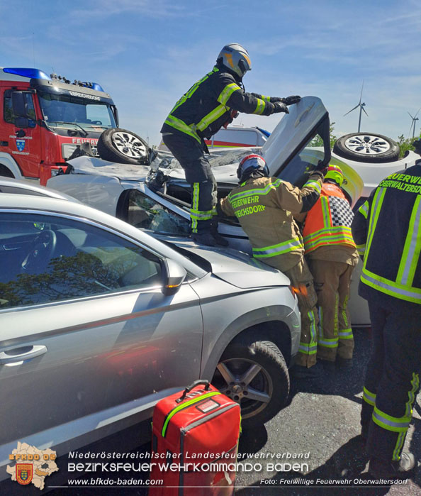 20230505 Menschenrettung nach Verkehrsunfall auf der B210 zwischen Ebreichsdorf und Oberwaltersdorf Höhe der A3 Foto: Freiwillige Feuerwehr Oberwaltersdorf 20230505 Menschenrettung nach Verkehrsunfall auf der B210 zwischen Ebreichsdorf und Oberwaltersdorf Höhe der A3 Foto: Freiwillige Feuerwehr Oberwaltersdorf