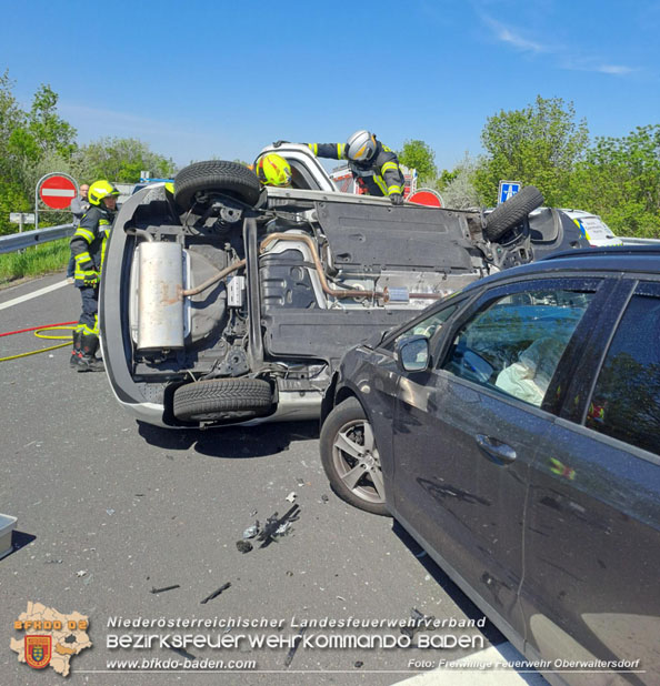 20230505 Menschenrettung nach Verkehrsunfall auf der B210 zwischen Ebreichsdorf und Oberwaltersdorf Höhe der A3 Foto: Freiwillige Feuerwehr Oberwaltersdorf 20230505 Menschenrettung nach Verkehrsunfall auf der B210 zwischen Ebreichsdorf und Oberwaltersdorf Höhe der A3 Foto: Freiwillige Feuerwehr Oberwaltersdorf