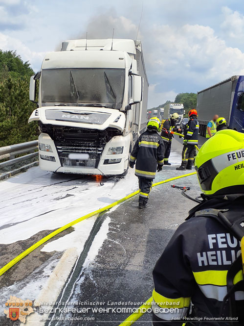 20230530 LKW-Brand auf der A21 bei Heiligemkreuz  Foto: Freiwillige Feuerwehr Alland