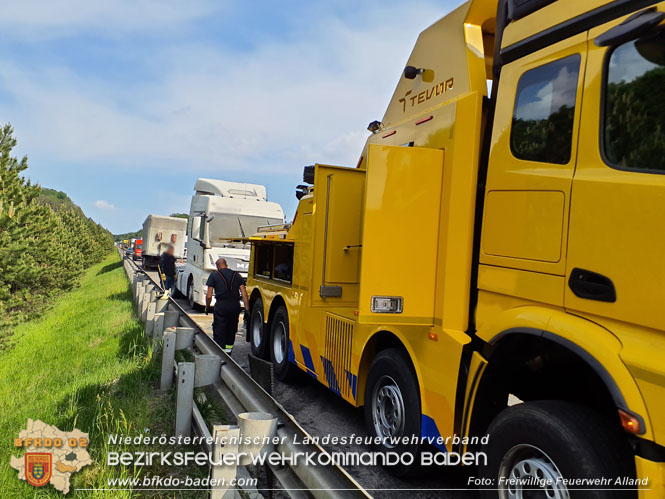 20230530 LKW-Brand auf der A21 bei Heiligemkreuz  Foto: Freiwillige Feuerwehr Alland