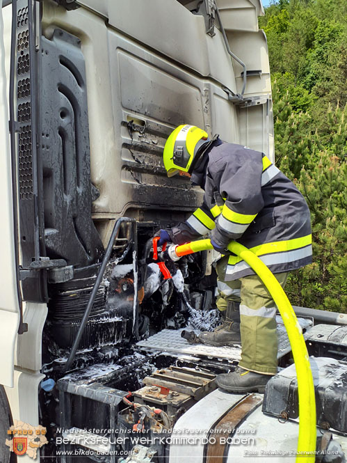 20230530 LKW-Brand auf der A21 bei Heiligemkreuz  Foto: Freiwillige Feuerwehr Alland