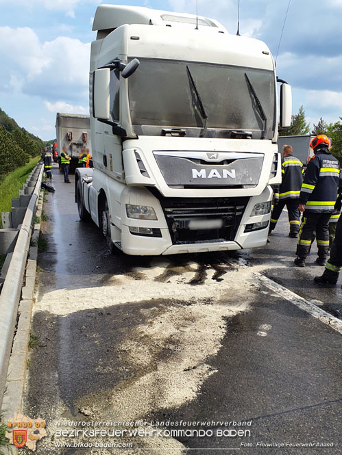 20230530 LKW-Brand auf der A21 bei Heiligemkreuz  Foto: Freiwillige Feuerwehr Alland