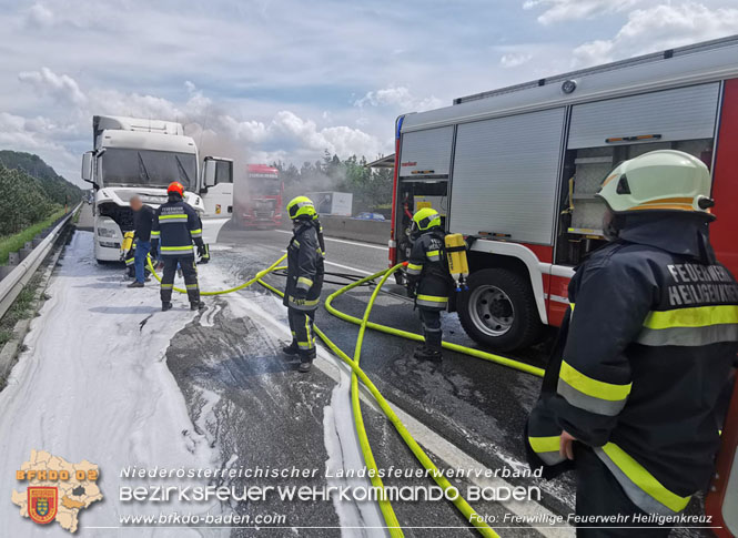 20230530 LKW-Brand auf der A21 bei Heiligemkreuz  Foto: Freiwillige Feuerwehr Heiligenkreuz