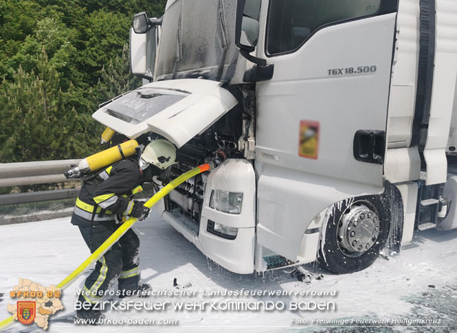 20230530 LKW-Brand auf der A21 bei Heiligemkreuz  Foto: Freiwillige Feuerwehr Heiligenkreuz