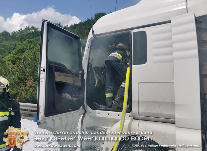 20230530 LKW-Brand auf der A21 bei Heiligemkreuz  Foto: Freiwillige Feuerwehr Heiligenkreuz