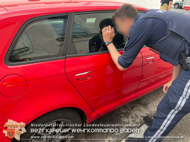20230606 Feuerwehr befreite ein eingeschlossenes Kind aus einem PKW Foto: Thomas Lenger Monatsrveue.at 20230606 Feuerwehr befreite ein eingeschlossenes Kind aus einem PKW Foto: Thomas Lenger Monatsrveue.at