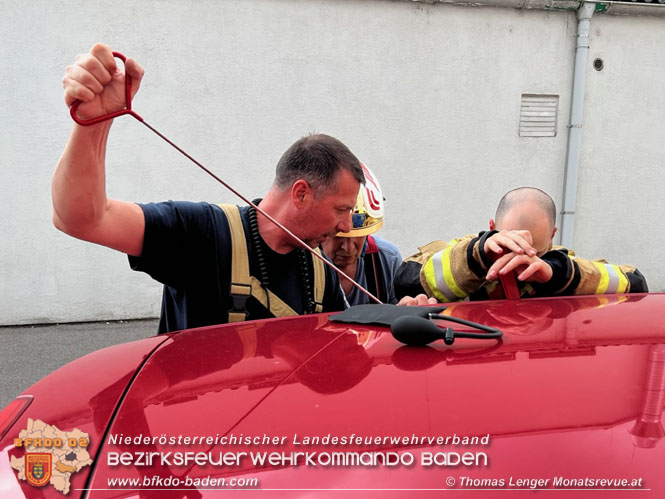 20230606 Feuerwehr befreite ein eingeschlossenes Kind aus einem PKW Foto: Thomas Lenger Monatsrveue.at 20230606 Feuerwehr befreite ein eingeschlossenes Kind aus einem PKW Foto: Thomas Lenger Monatsrveue.at