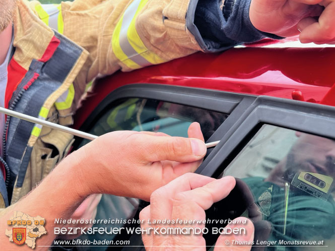 20230606 Feuerwehr befreite ein eingeschlossenes Kind aus einem PKW Foto: Thomas Lenger Monatsrveue.at 20230606 Feuerwehr befreite ein eingeschlossenes Kind aus einem PKW Foto: Thomas Lenger Monatsrveue.at