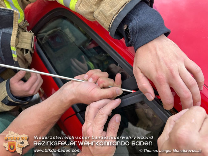 20230606 Feuerwehr befreite ein eingeschlossenes Kind aus einem PKW Foto: Thomas Lenger Monatsrveue.at 20230606 Feuerwehr befreite ein eingeschlossenes Kind aus einem PKW Foto: Thomas Lenger Monatsrveue.at