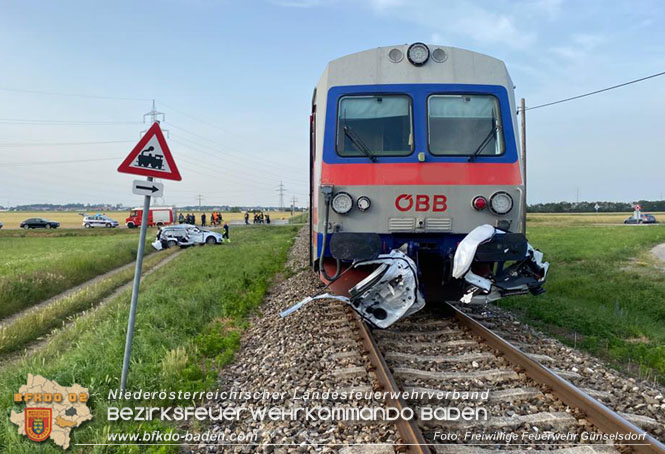 20230622 Pkw von Zug erfasst - Kind lebensgefährlich verletzt Foto: Freiwillige Feuerwehr Günselsdorf 20230622 Pkw von Zug erfasst - Kind lebensgefährlich verletzt Foto: Freiwillige Feuerwehr Günselsdorf