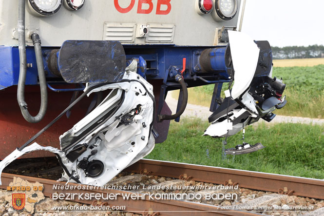 20230622 Pkw von Zug erfasst - Kind lebensgefährlich verletzt Foto: Thomas Lenger Monatsrevue.at 20230622 Pkw von Zug erfasst - Kind lebensgefährlich verletzt Foto: Thomas Lenger Monatsrevue.at