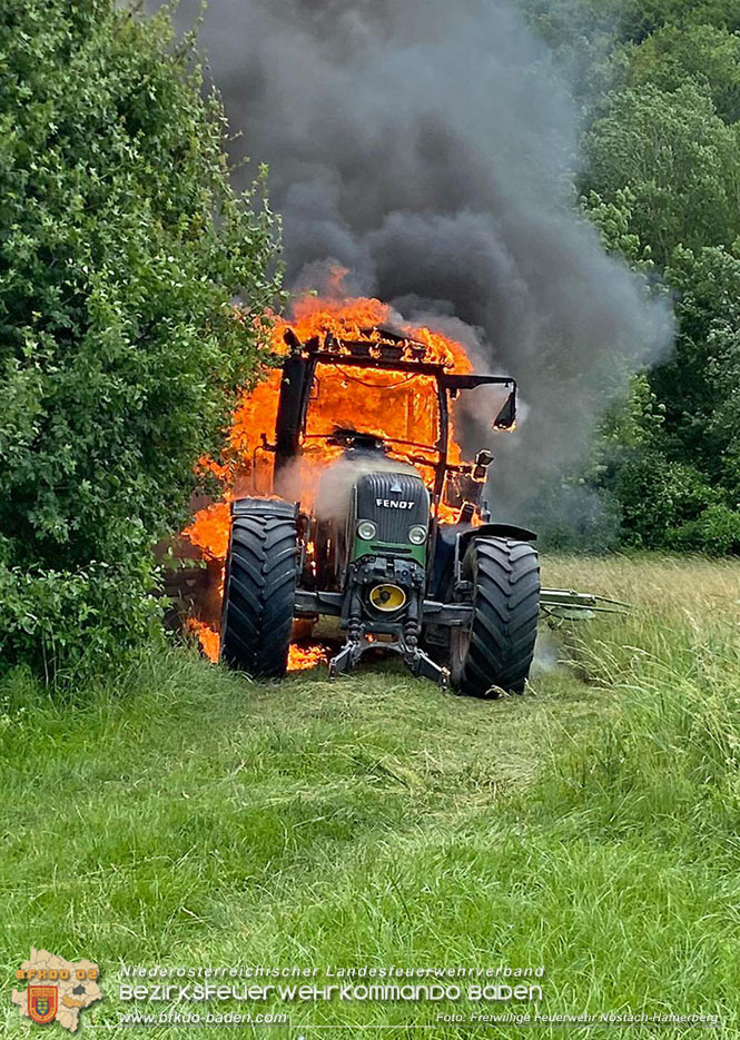 20230623 Traktor fing bei Feldarbeit plötzlich Feuer Foto: Hannes Schaupp Freiwillige Feuerwehr Nöstach 20230623 Traktor fing bei Feldarbeit plötzlich Feuer Foto: Hannes Schaupp Freiwillige Feuerwehr Nöstach