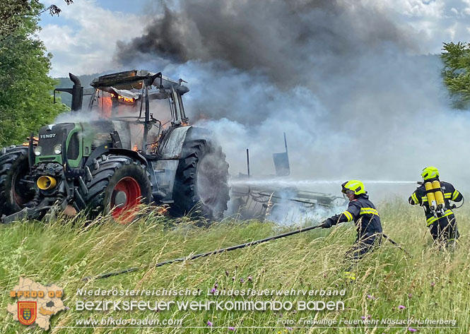 20230623 Traktor fing bei Feldarbeit plötzlich Feuer Foto: Hannes Schaupp Freiwillige Feuerwehr Nöstach 20230623 Traktor fing bei Feldarbeit plötzlich Feuer Foto: Hannes Schaupp Freiwillige Feuerwehr Nöstach