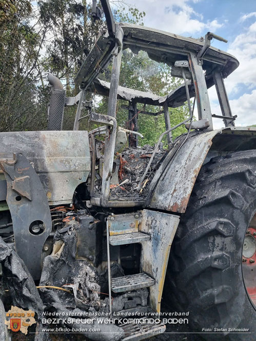 20230623 Traktor fing bei Feldarbeit plötzlich Feuer Foto: Stefan Schneider BFKDO BADEN 20230623 Traktor fing bei Feldarbeit plötzlich Feuer Foto: Stefan Schneider BFKDO BADEN