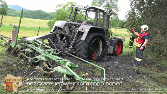 20230623 Traktor fing bei Feldarbeit plötzlich Feuer Foto: Stefan Schneider BFKDO BADEN 20230623 Traktor fing bei Feldarbeit plötzlich Feuer Foto: Stefan Schneider BFKDO BADEN