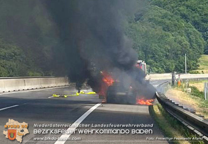 20230625 Pkw in Vollbrand auf der A21  Foto: Freiwillige Feuerwehr Alland
