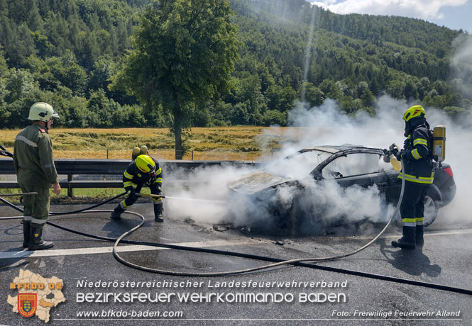 20230625 Pkw in Vollbrand auf der A21  Foto: Freiwillige Feuerwehr Alland