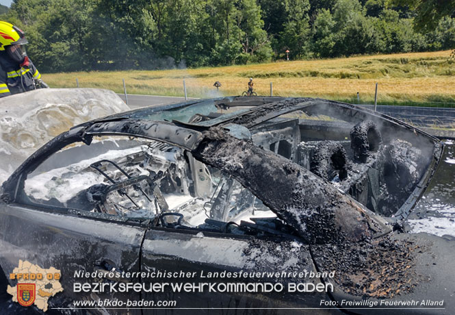 20230625 Pkw in Vollbrand auf der A21  Foto: Freiwillige Feuerwehr Alland