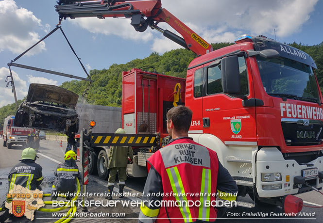 20230625 Pkw in Vollbrand auf der A21  Foto: Freiwillige Feuerwehr Alland