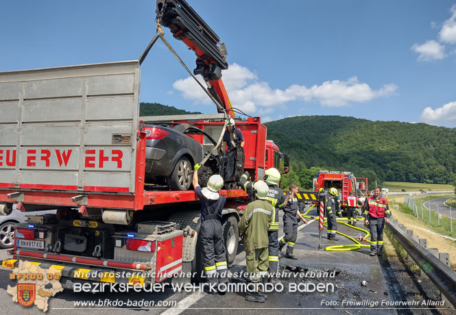 20230625 Pkw in Vollbrand auf der A21  Foto: Freiwillige Feuerwehr Alland