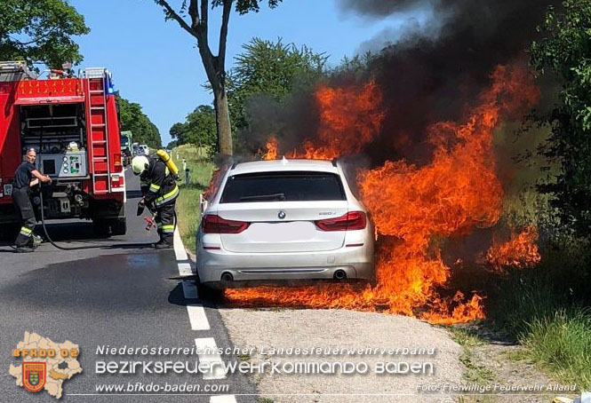 20230629 Fahrzeugbrand auf der B11 bei Alland  Foto: Freiwillige Feuerwehr Alland