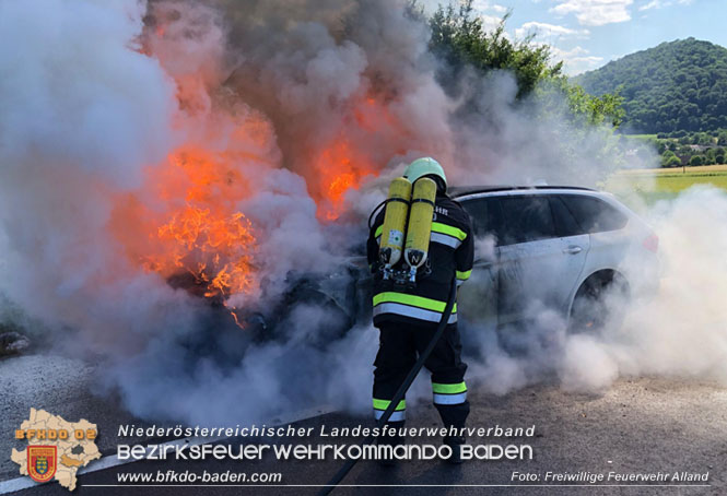 20230629 Fahrzeugbrand auf der B11 bei Alland  Foto: Freiwillige Feuerwehr Alland