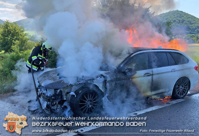 20230629 Fahrzeugbrand auf der B11 bei Alland  Foto: Freiwillige Feuerwehr Alland