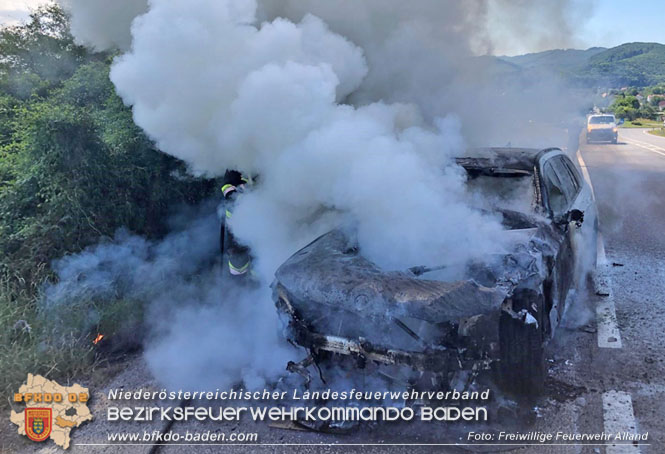 20230629 Fahrzeugbrand auf der B11 bei Alland  Foto: Freiwillige Feuerwehr Alland