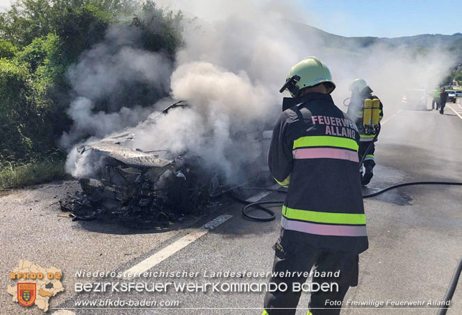 20230629 Fahrzeugbrand auf der B11 bei Alland  Foto: Freiwillige Feuerwehr Alland
