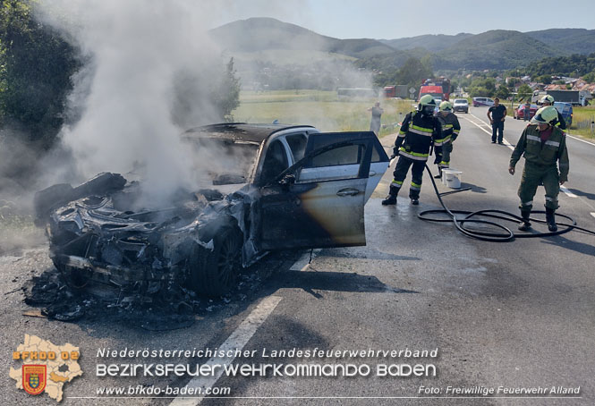 20230629 Fahrzeugbrand auf der B11 bei Alland  Foto: Freiwillige Feuerwehr Alland
