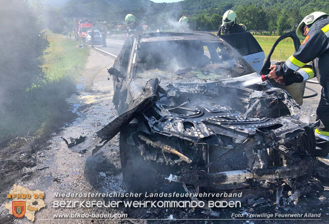 20230629 Fahrzeugbrand auf der B11 bei Alland  Foto: Freiwillige Feuerwehr Alland