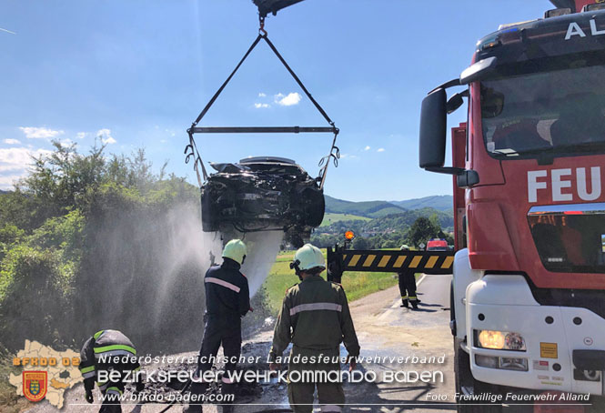 20230629 Fahrzeugbrand auf der B11 bei Alland  Foto: Freiwillige Feuerwehr Alland