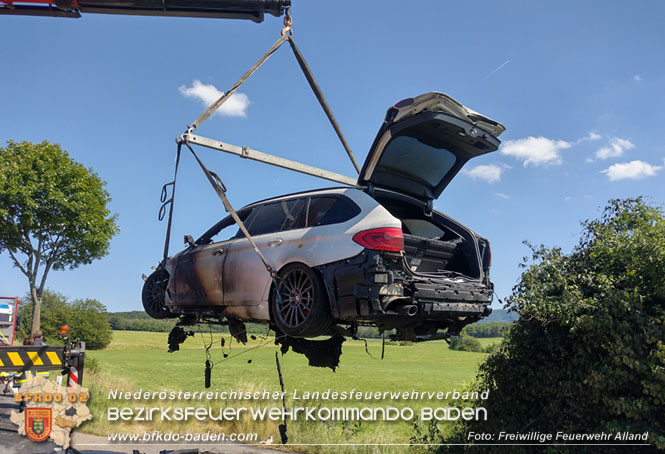20230629 Fahrzeugbrand auf der B11 bei Alland  Foto: Freiwillige Feuerwehr Alland