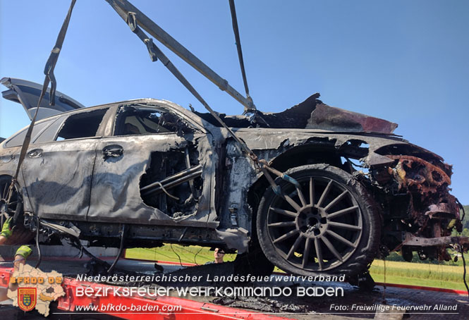 20230629 Fahrzeugbrand auf der B11 bei Alland  Foto: Freiwillige Feuerwehr Alland