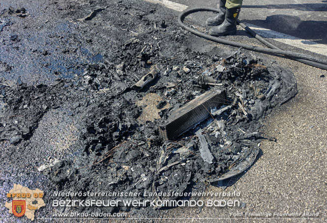 20230629 Fahrzeugbrand auf der B11 bei Alland  Foto: Freiwillige Feuerwehr Alland