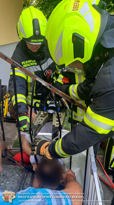 20230717 Kleines Mädchen mit schwerem Gerät befreit Foto: Freiwillige Feuerwehr Oberwaltersdorf 20230717 Kleines Mädchen mit schwerem Gerät befreit Foto: Freiwillige Feuerwehr Oberwaltersdorf