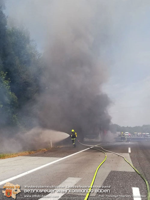 20230731 Reisebusbrand auf der A21 bei Hochstrass   Foto: Freiwillige Feuerwehr Hochstrass