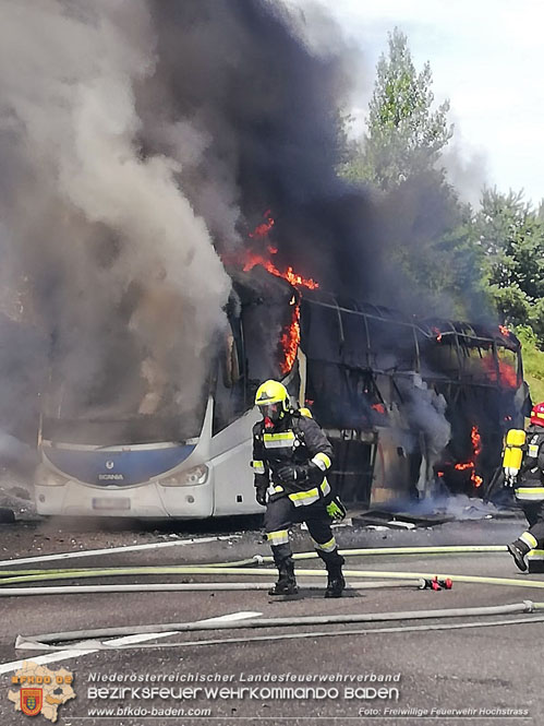 20230731 Reisebusbrand auf der A21 bei Hochstrass   Foto: Freiwillige Feuerwehr Hochstrass