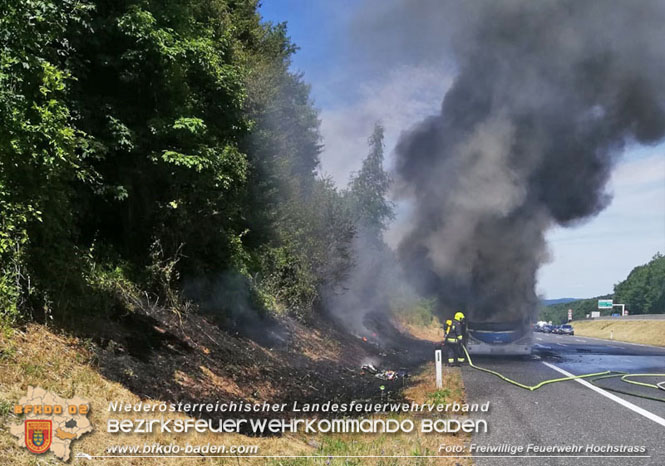 20230731 Reisebusbrand auf der A21 bei Hochstrass   Foto: Freiwillige Feuerwehr Hochstrass